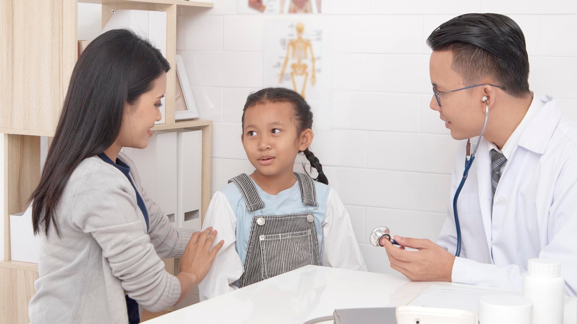 Cha mẹ không nên tự bổ sung sắt mà cần đưa trẻ đi kiểm tra để bác sĩ đưa ra chỉ định phù hợp