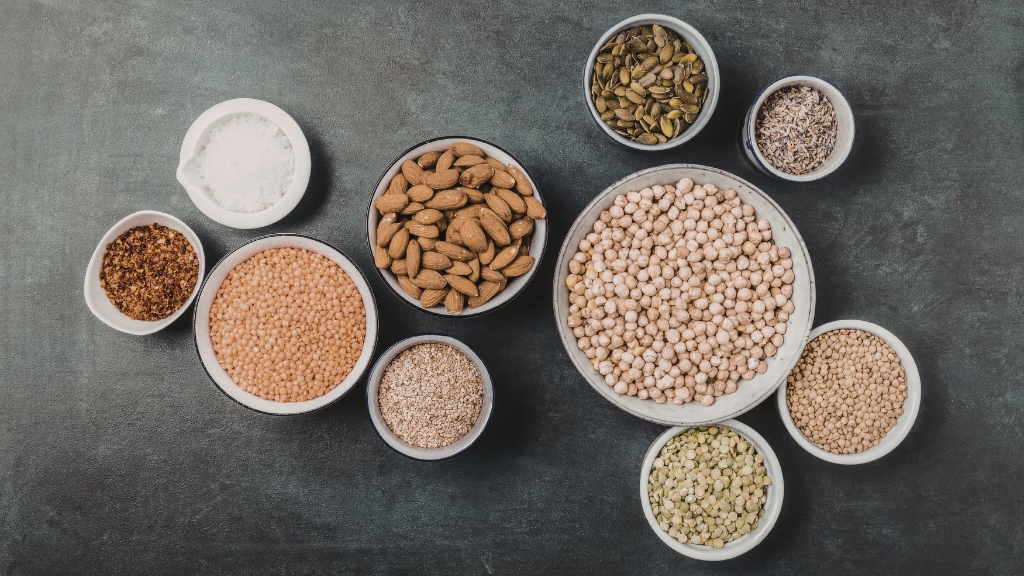 Nguồn protein thực vật giúp tăng cơ gồm các loại đậu, hạt và ngũ cốc nguyên hạt