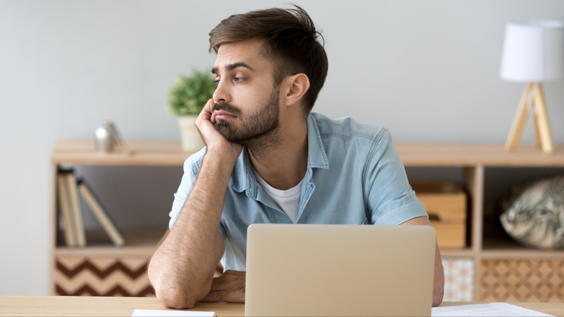 Thiếu ngủ làm bạn thiếu tập trung và dễ cáu gắt