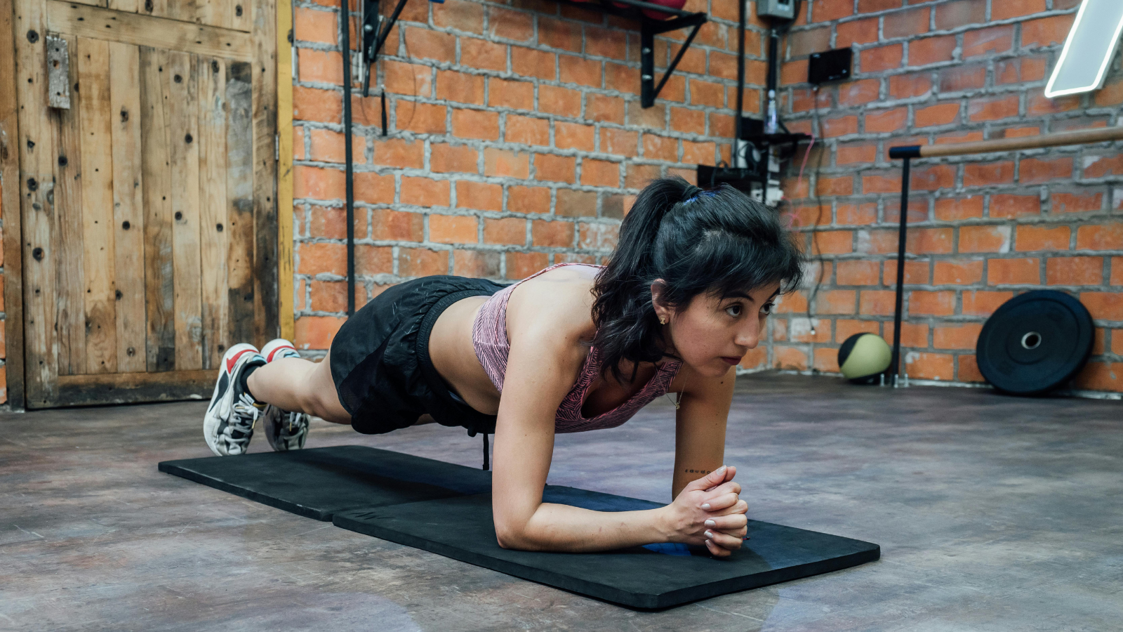 Plank cơ bản giúp xây dựng nền tảng sức mạnh vùng core