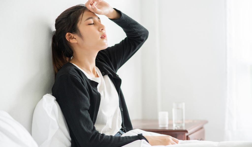 Mệt mỏi, uể oải hay đau đầu nhẹ là phản ứng thường gặp khi cơ thể bị ngộ độc và mất nước nhẹ