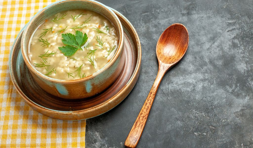 Ưu tiên thực phẩm dễ tiêu như cháo, súp, cơm mềm hoặc chuối chín