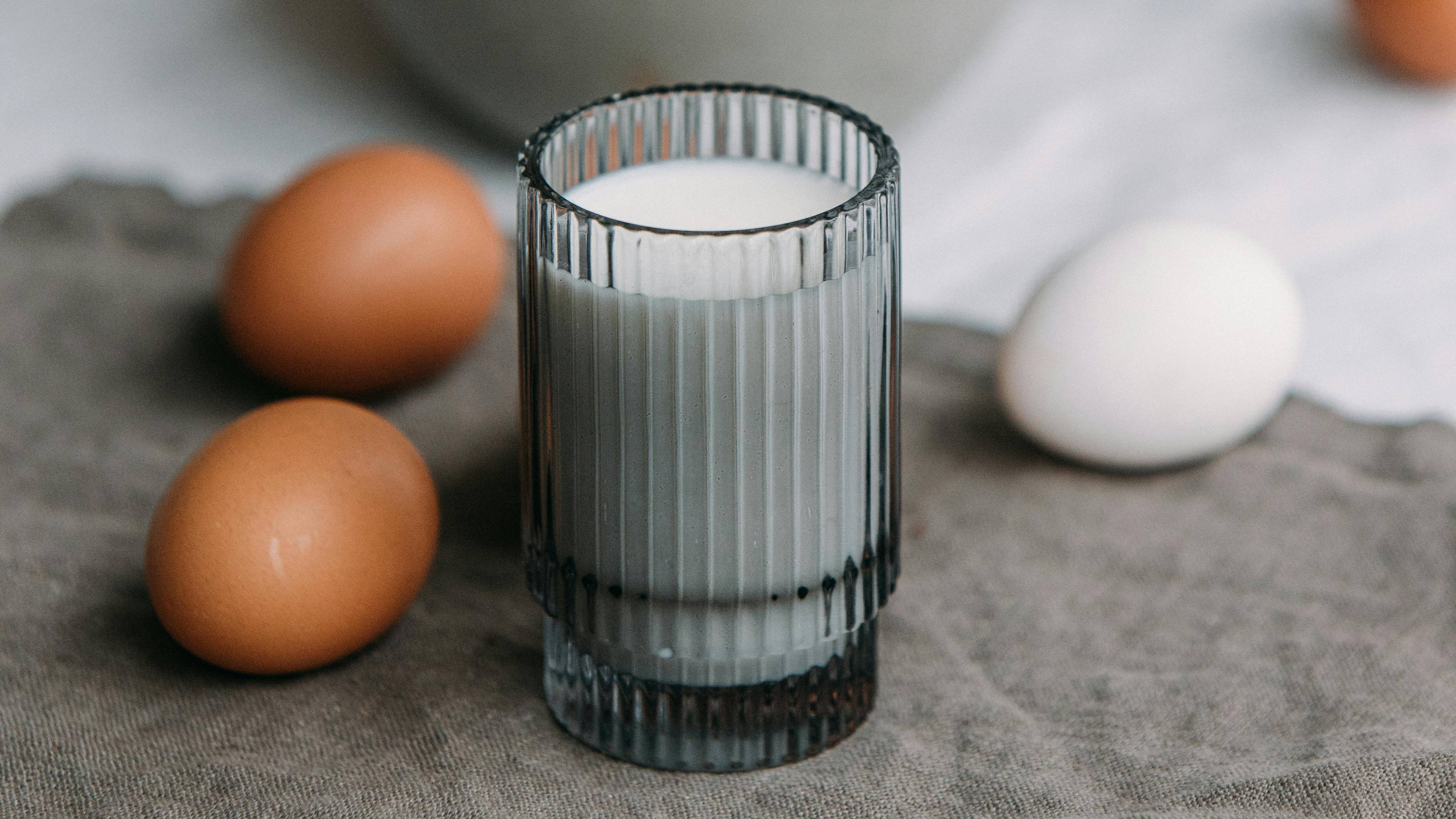 Khẩu phần ăn hàng ngày nên đảm bảo đủ protein, canxi, vitamin D, kẽm và magie như sữa, trứng