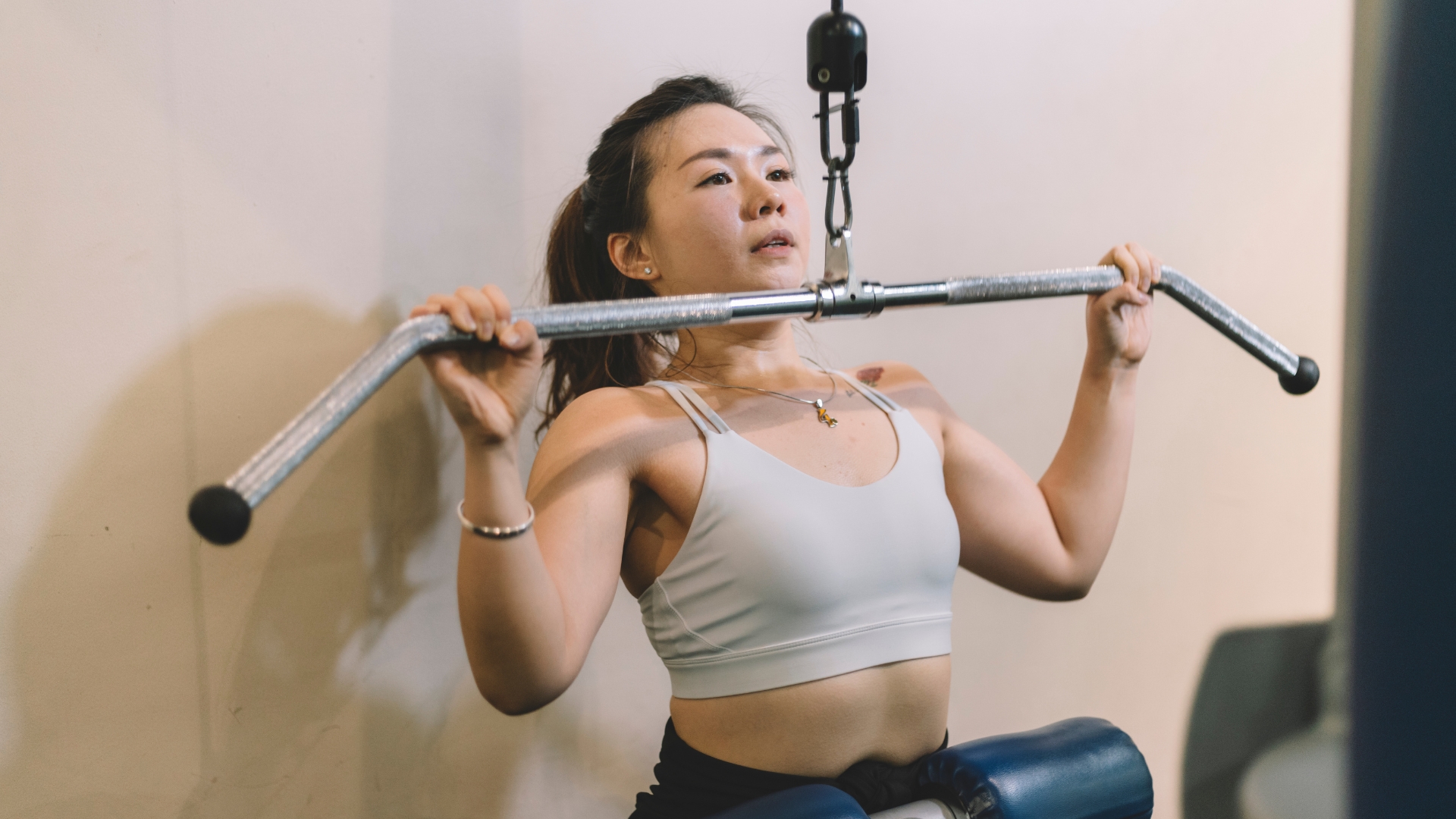 Duy trì vận động thường xuyên và kiểm soát cân nặng cũng góp phần hỗ trợ sức khỏe xương khớp toàn diện