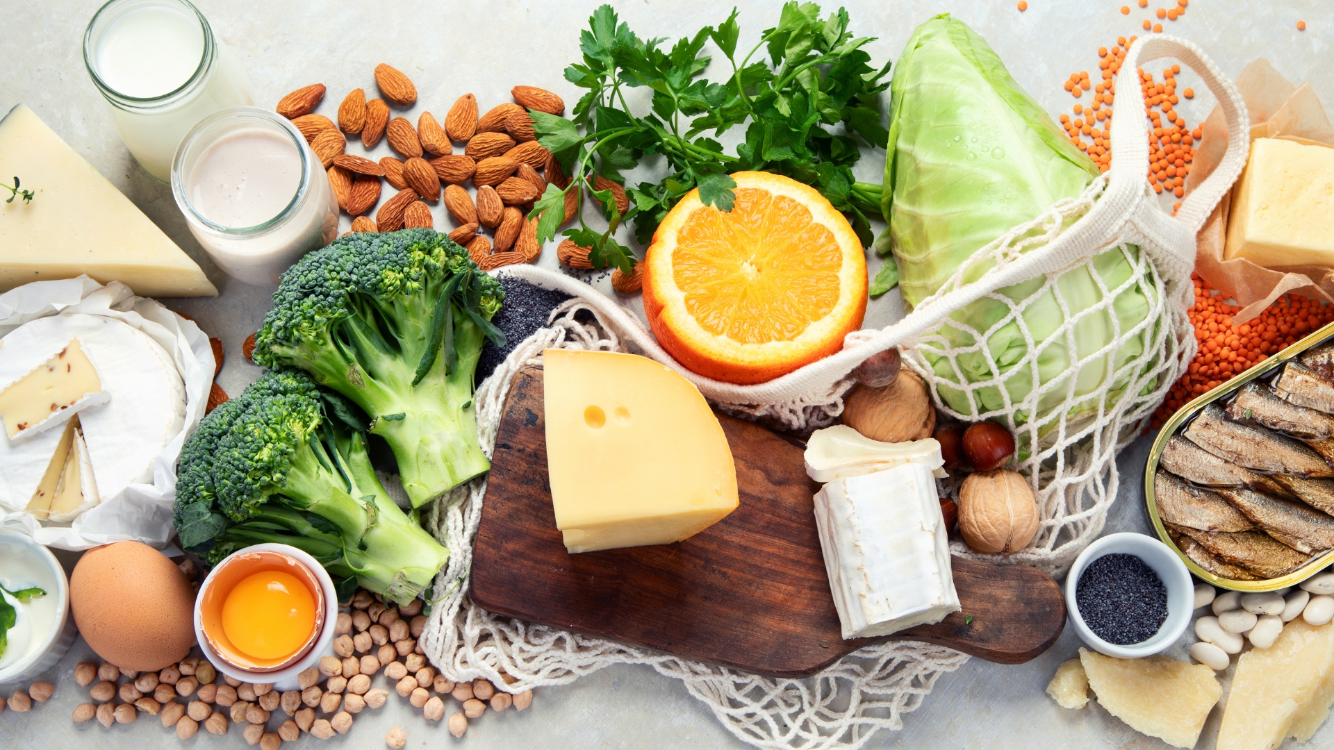 Người trưởng thành vẫn cần cung cấp đủ protein, canxi, vitamin D, magie và vitamin K để duy trì mật độ xương