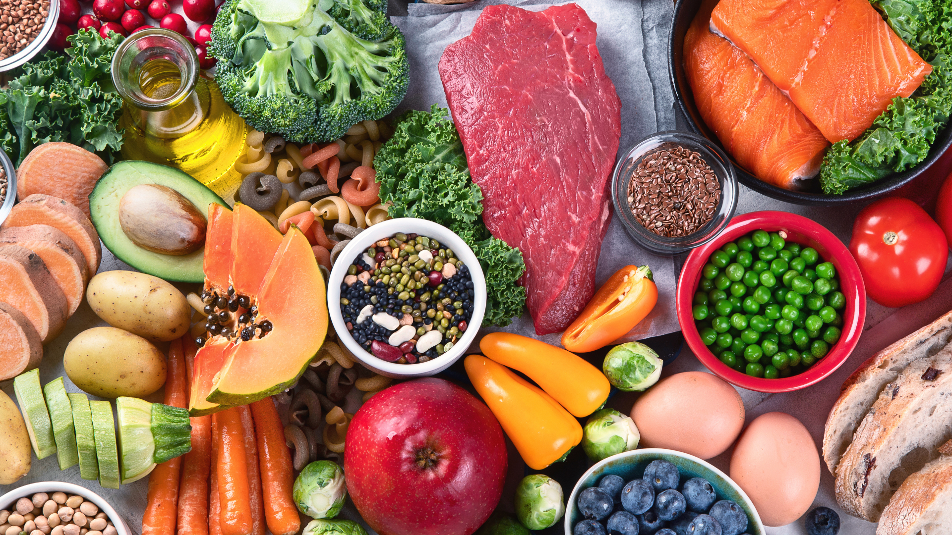 Chế độ ăn uống giàu dinh dưỡng đóng vai trò quan trọng trong việc duy trì xương chắc khỏe