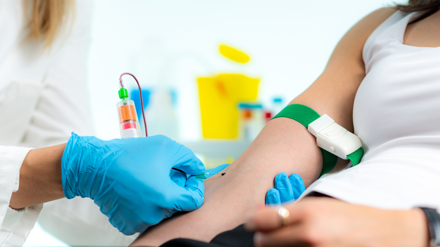 HbA1c là chỉ số đánh giá đường huyết trung bình trong 2 - 3 tháng, dùng để chẩn đoán và theo dõi hiệu quả kiểm soát bệnh đái tháo đường