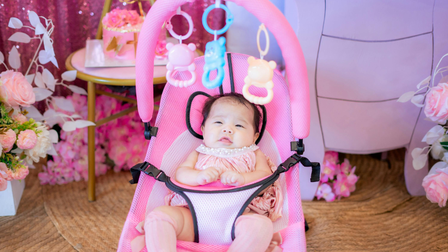 Ghế nhún có treo đồ chơi giúp bé giải trí, phát triển giác quan nhưng cần sử dụng đúng cách