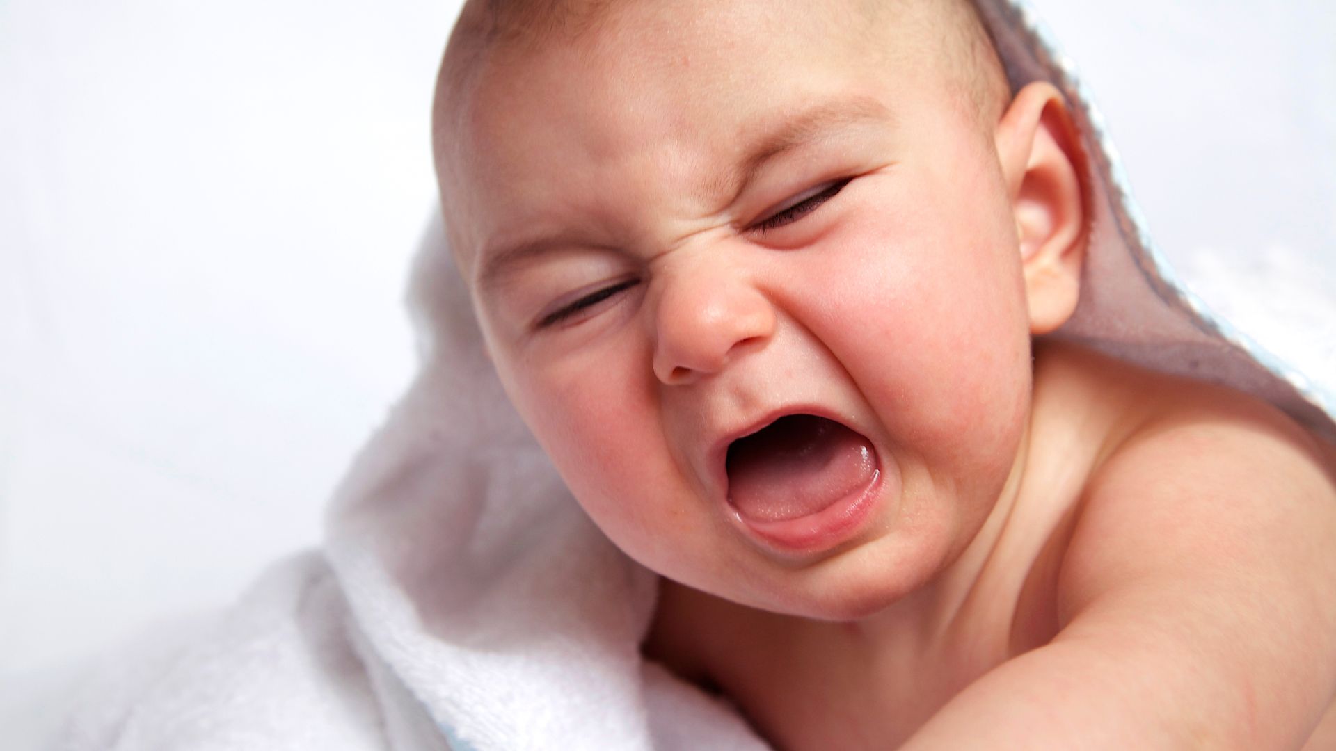 Trẻ rối loạn hành vi và cảm xúc, dễ cáu gắt, thu mình, giảm khả năng giao tiếp xã hội