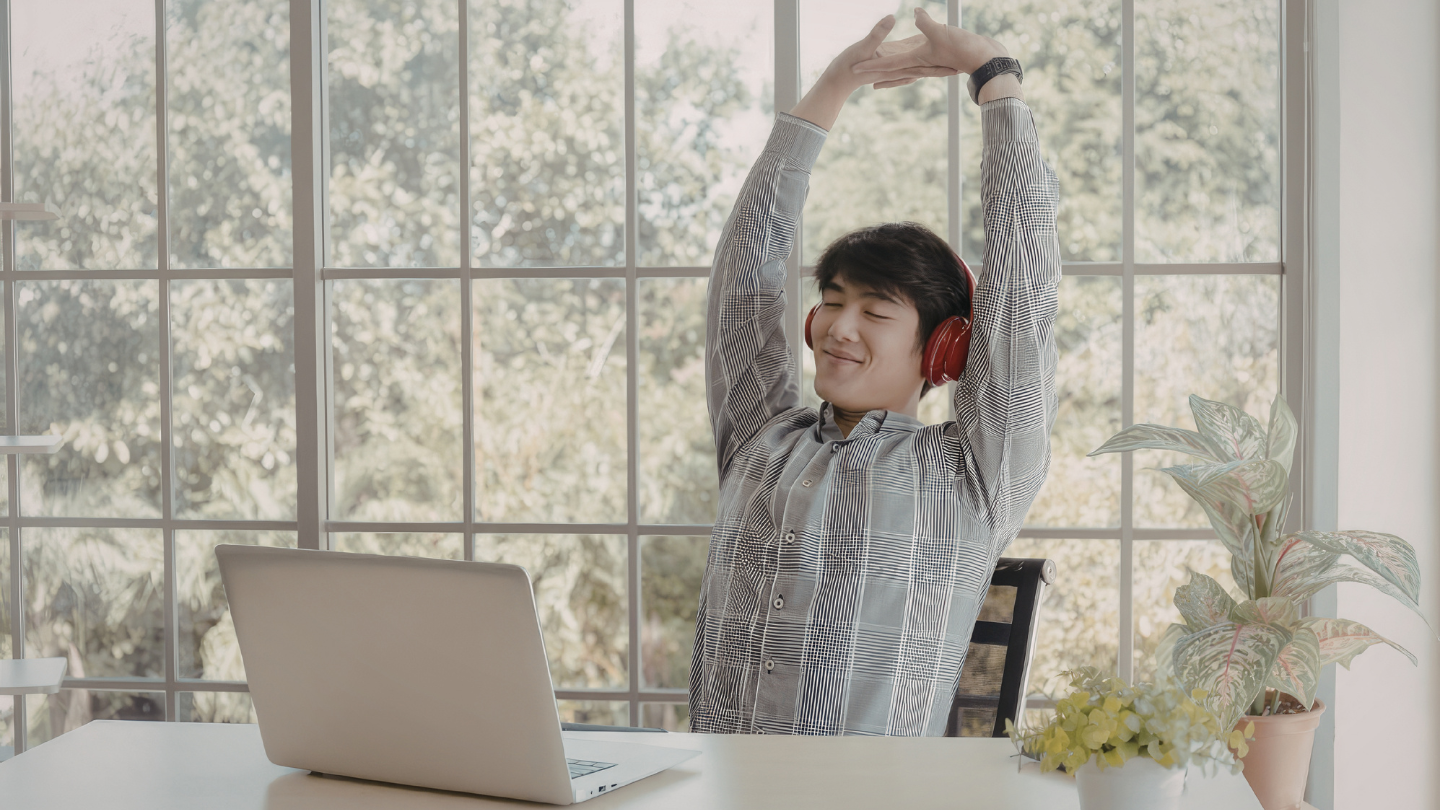 Nên đứng dậy vận động và duỗi người sau mỗi 30 - 60 phút làm việc để hỗ trợ lưu thông máu lên não