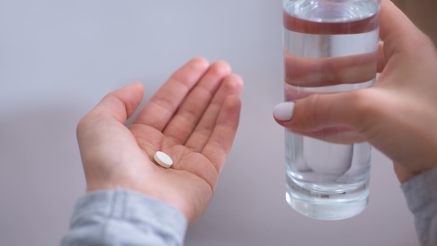 Thuốc trị mụn isotretinoin thường gây tác dụng phụ là khô môi