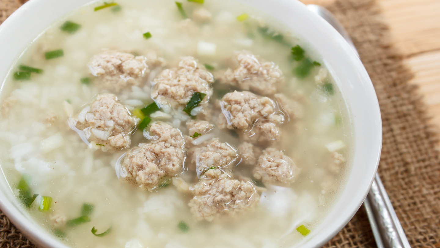 Cháo là thức ăn phù hợp đối với người bệnh khó nhai, nuốt