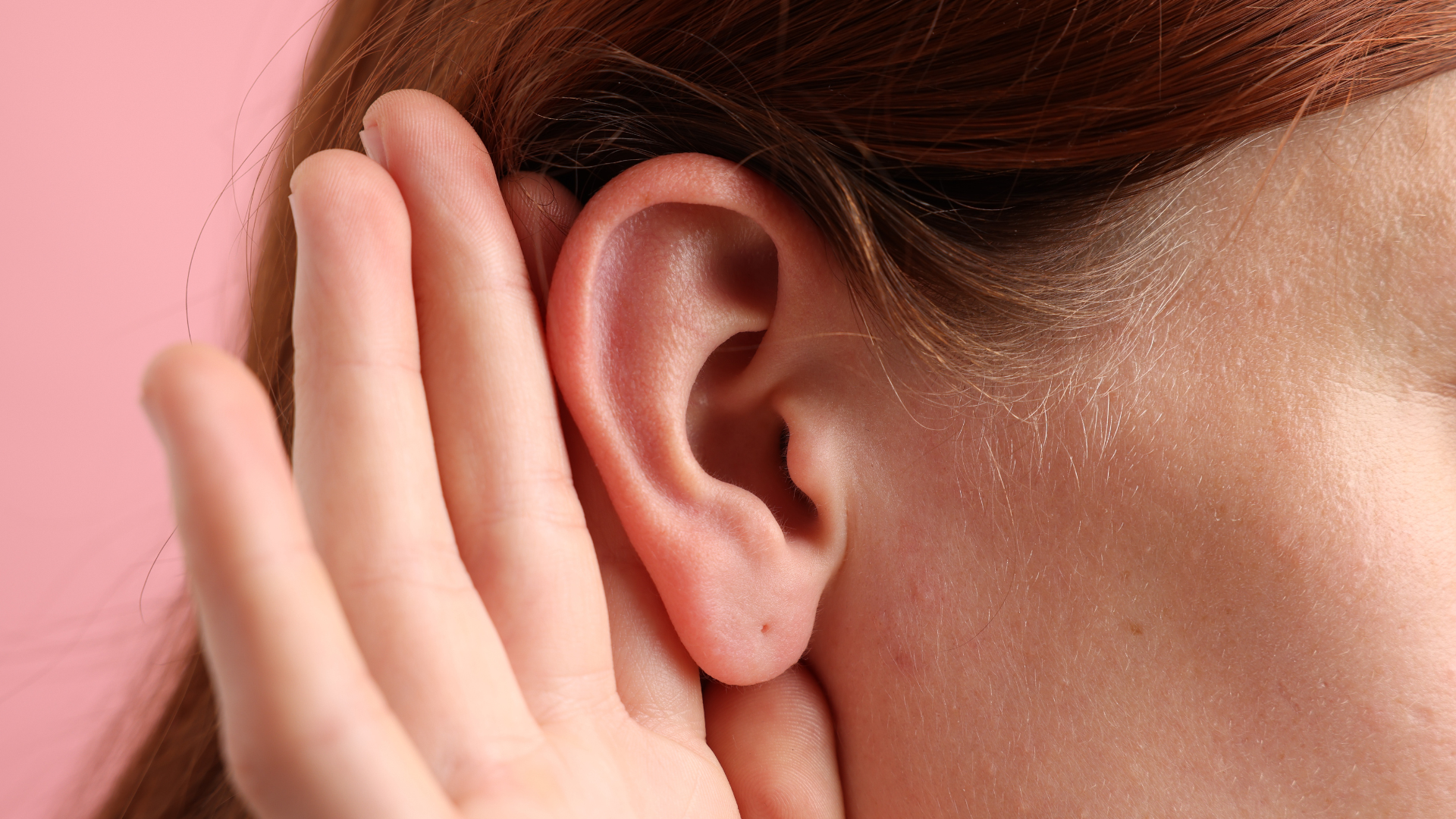 Giảm hoặc mất thính lực là biểu hiện đầu tiên của điếc tai