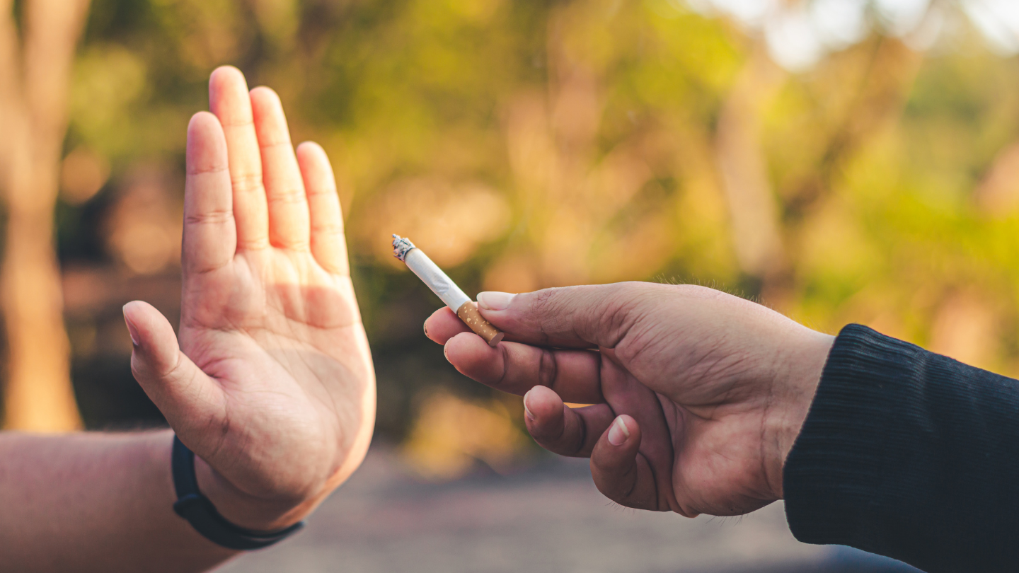 Người mắc bệnh tuyến giáp nên ngừng hút thuốc và tránh hít phải khói thuốc thụ động để kiểm soát bệnh tốt hơn