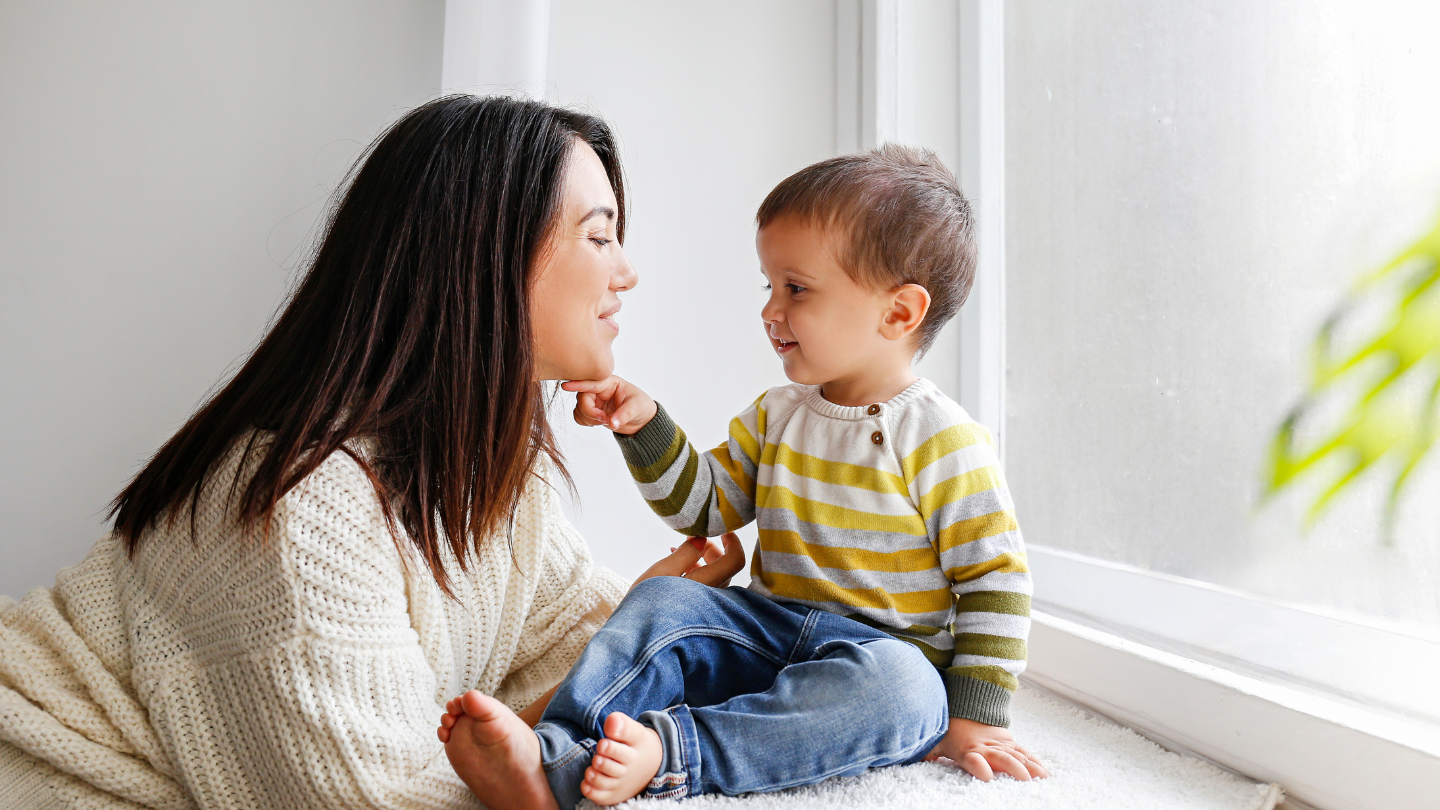 Khi giao tiếp, cha mẹ nên nói với tốc độ vừa phải, phát âm rõ ràng và chú ý duy trì ánh mắt với trẻ