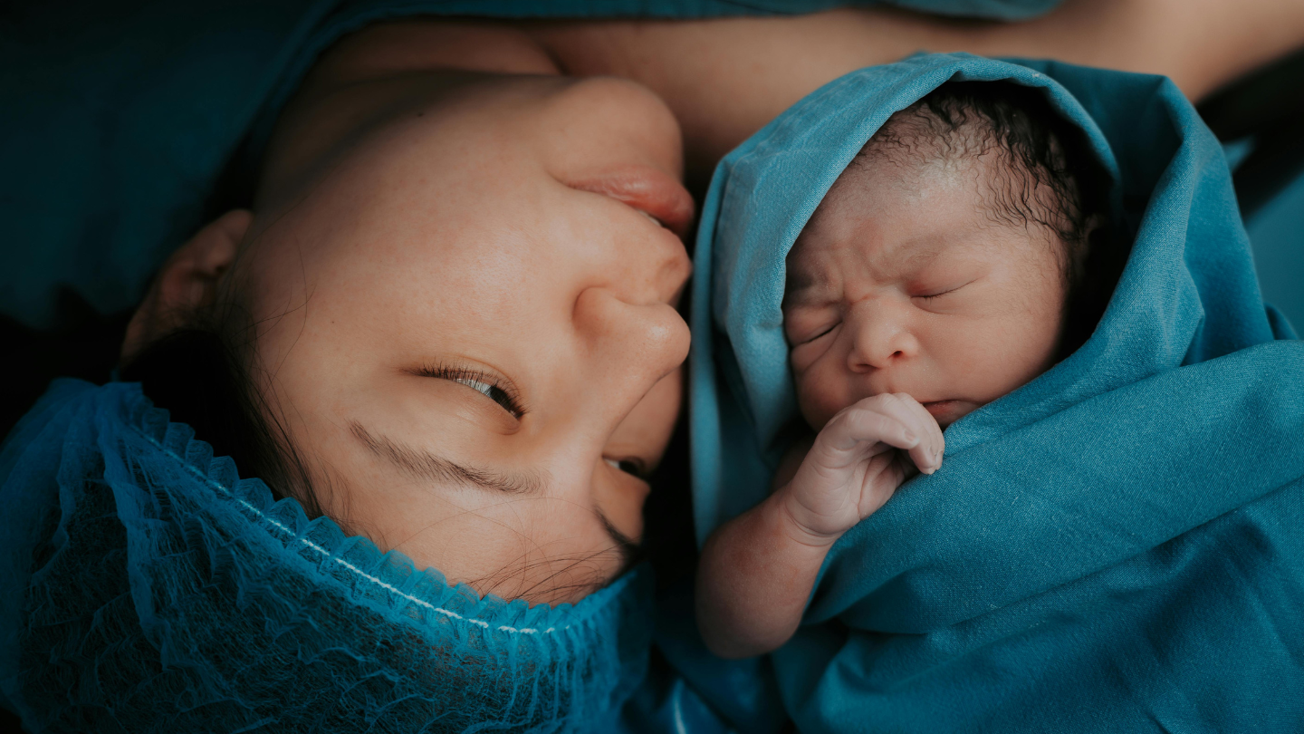 Khô môi ở trẻ sơ sinh do thích nghi sau sinh là hiện tượng thường gặp và đa phần không đáng lo