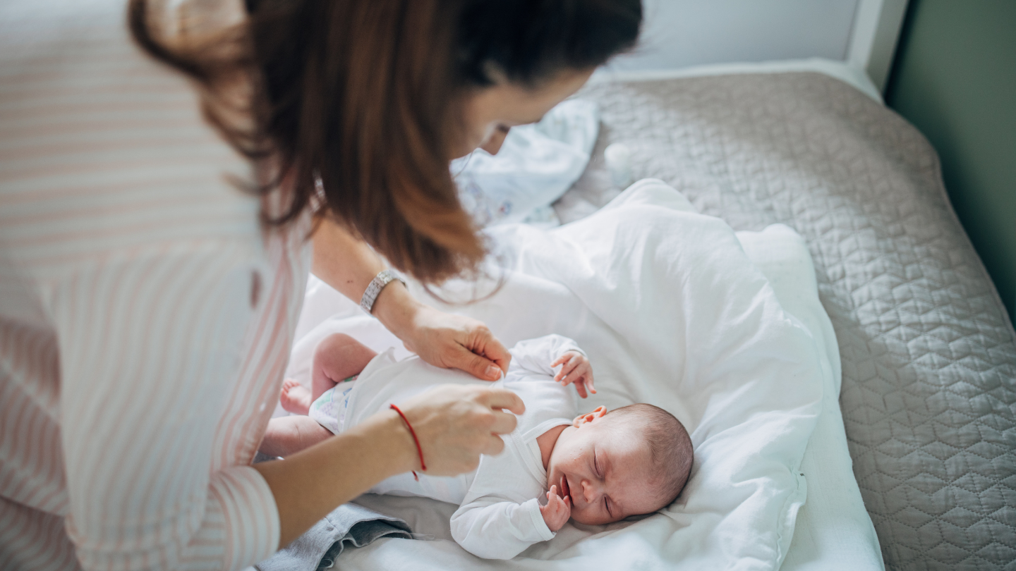 Mẹ có thể hỗ trợ giảm nguy cơ sặc khi trẻ nôn trớ sau ăn bằng cách bế bé ở tư thế đầu cao hoặc cho nằm nghiêng tạm thời