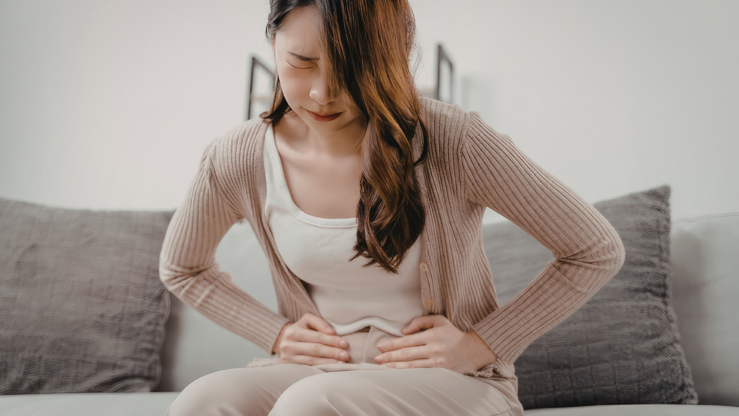 Bạn cần đi khám ngay nếu ra máu sau quan hệ kèm đau bụng dưới