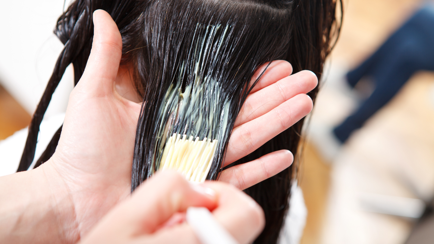 Mẹ bầu nên hạn chế nhuộm tóc trong giai đoạn này để tránh ảnh hưởng đến sức khỏe thai nhi