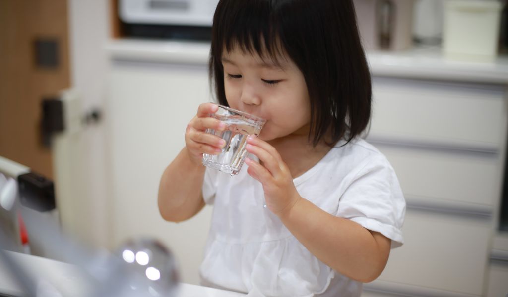 Khát nước nhiều, uống nước liên tục là một dấu hiệu cảnh báo sớm tiểu đường ở trẻ em