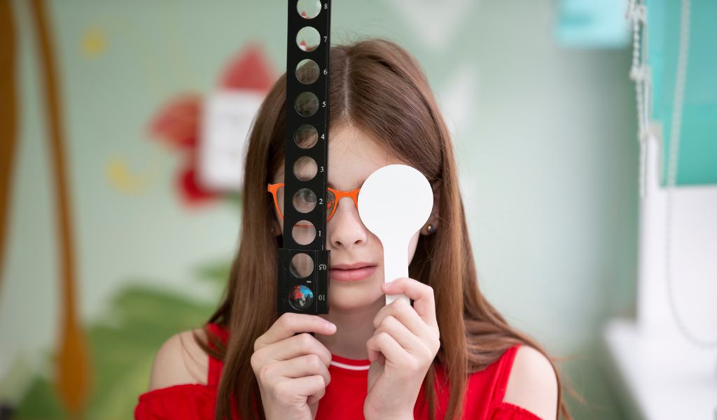 Bệnh có thể gây tổn thương võng mạc, suy giảm thị lực và tăng nguy cơ các bệnh về mắt