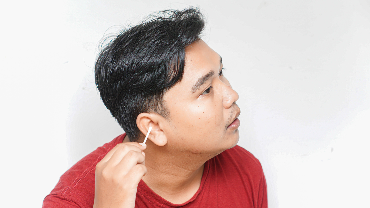 Ráy tai tích tụ quá nhiều có thể làm bít ống tai, khiến âm thanh khó truyền đến màng nhĩ, có thể gây ù tai