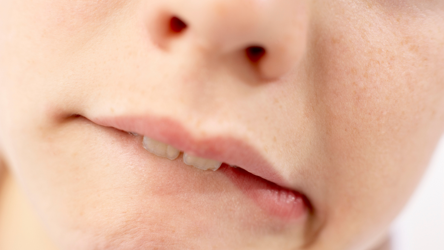 Nhiều người có thói quen liếm môi khi cảm thấy môi khô
