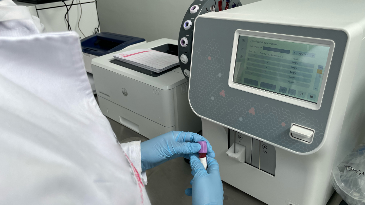 Máy phân tích tinh dịch tự động là thiết bị hỗ trợ xét nghiệm tinh dịch, giúp quá trình đánh giá trở nên nhanh và khách quan hơn