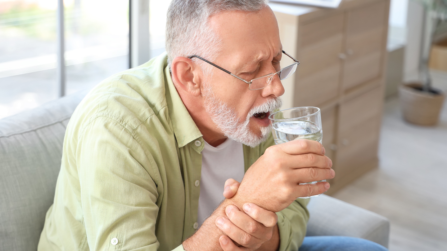 Người bệnh Parkinson thường gặp khó khăn khi nuốt, dễ sặc và mệt khi ăn uống