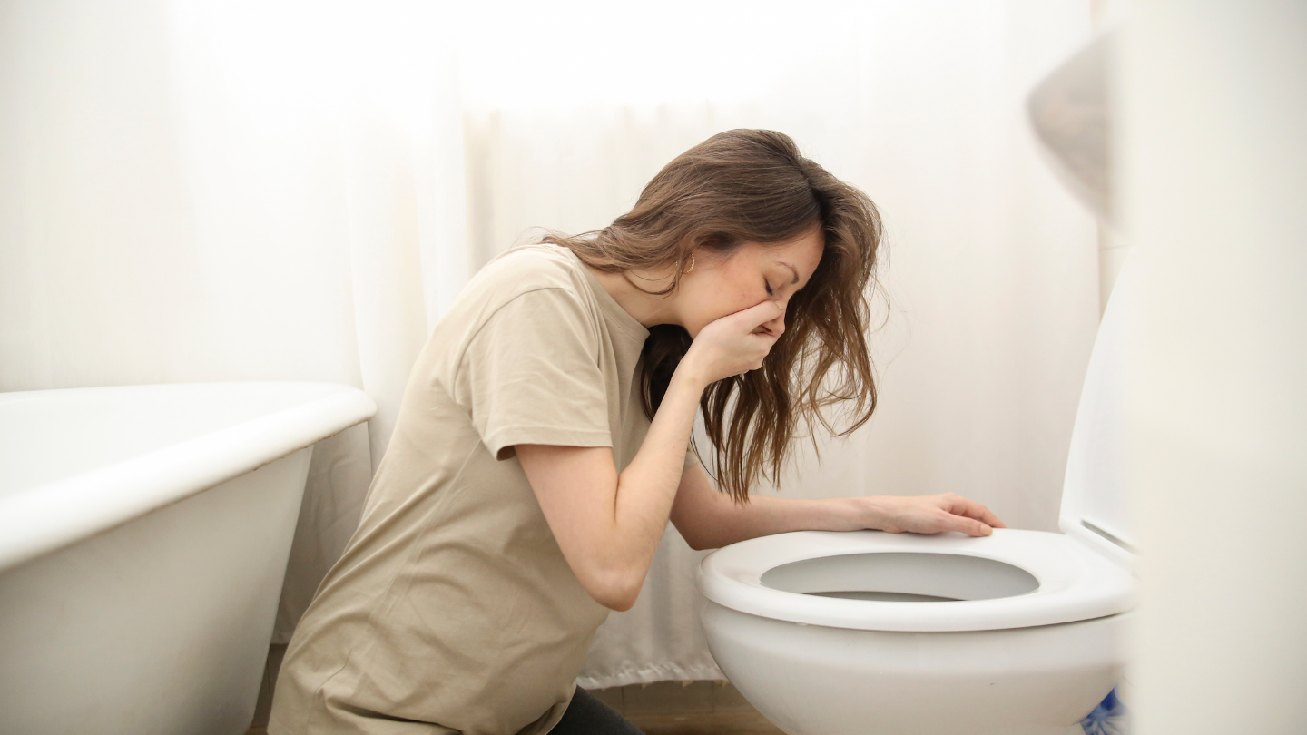 Trong giai đoạn tháng thứ 3 thai kỳ, mẹ bầu có thể có triệu chứng đau bụng kèm nôn ói