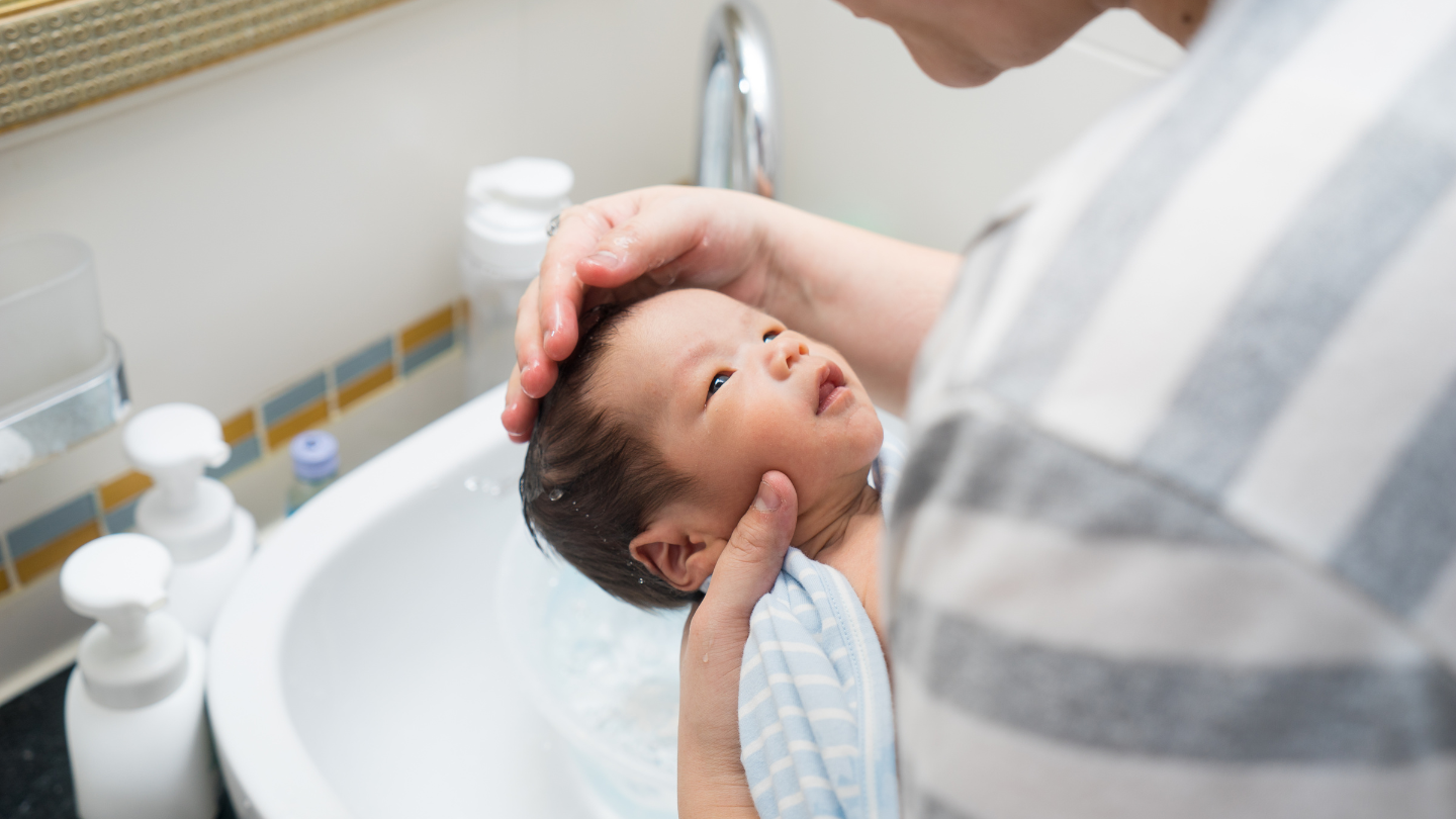 Tắm sạch toàn thân trước, gội đầu nên thực hiện sau cùng để bé luôn an toàn và thoải mái
