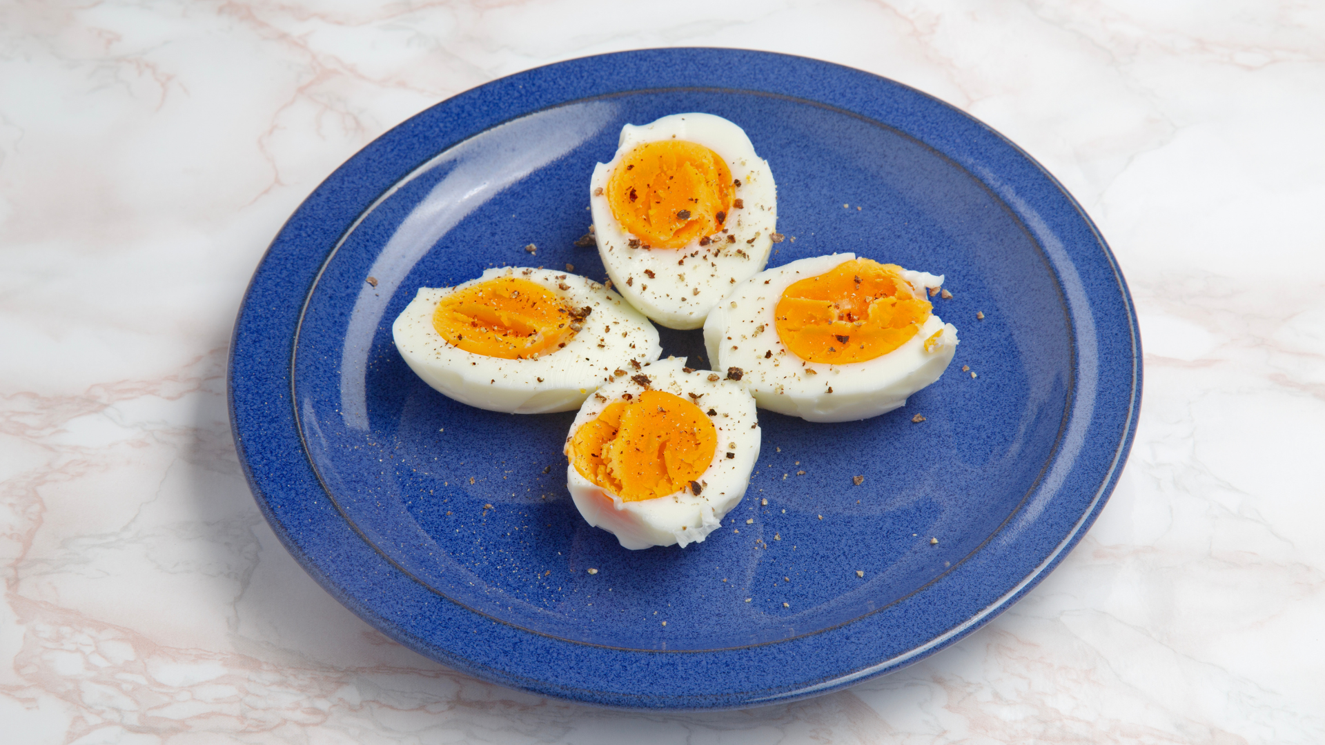 Lượng calo trong trứng gà phụ thuộc vào kích thước và loại trứng