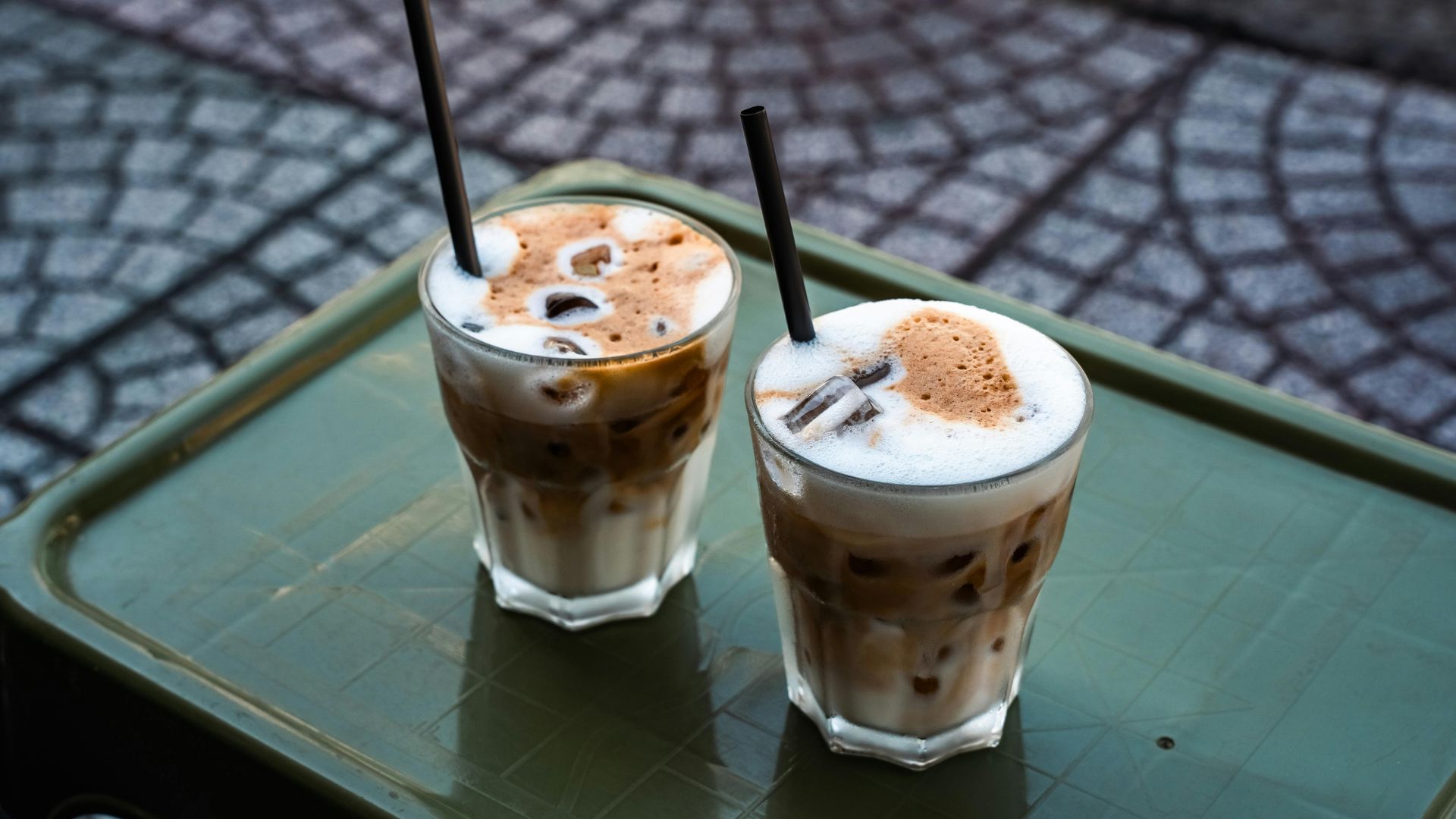 Bạn nên hạn chế đồ uống kích thích bàng quang để cải thiện tình trạng đi tiểu nhiều lần