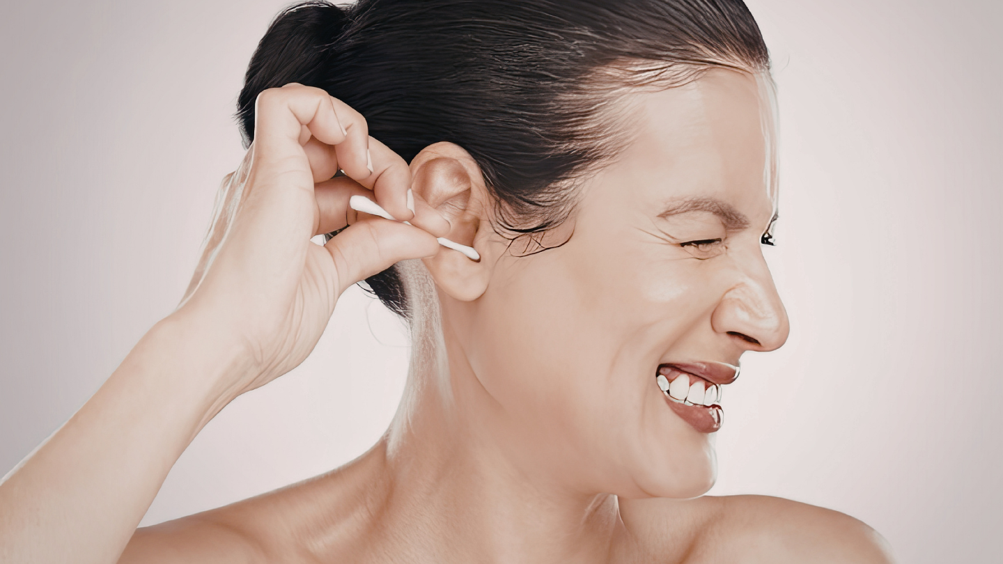 Ngoáy tai quá mạnh có thể gây tổn thương màng nhĩ, đặc biệt khi sử dụng các vật nhọn đưa vào tai quá sâu