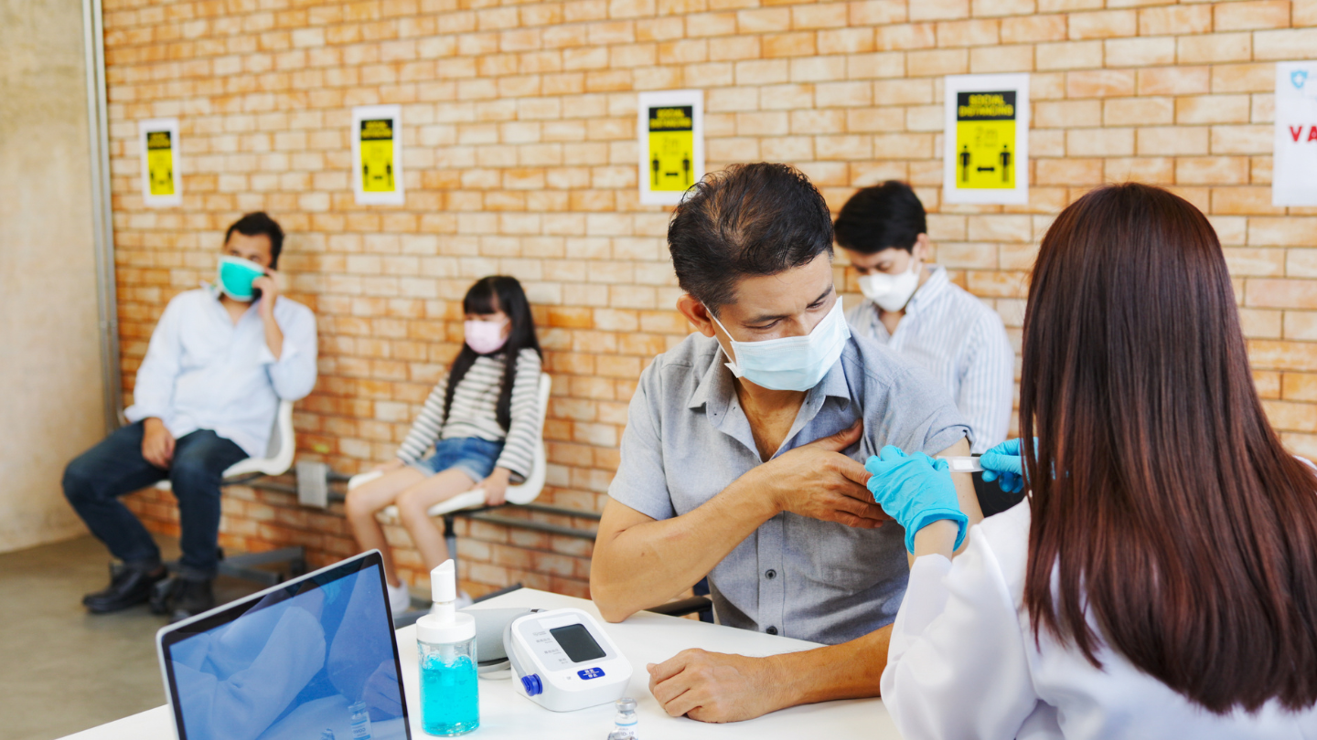 Cần ngồi lại nơi tiêm chủng ít nhất 30 phút để theo dõi phản ứng của cơ thể