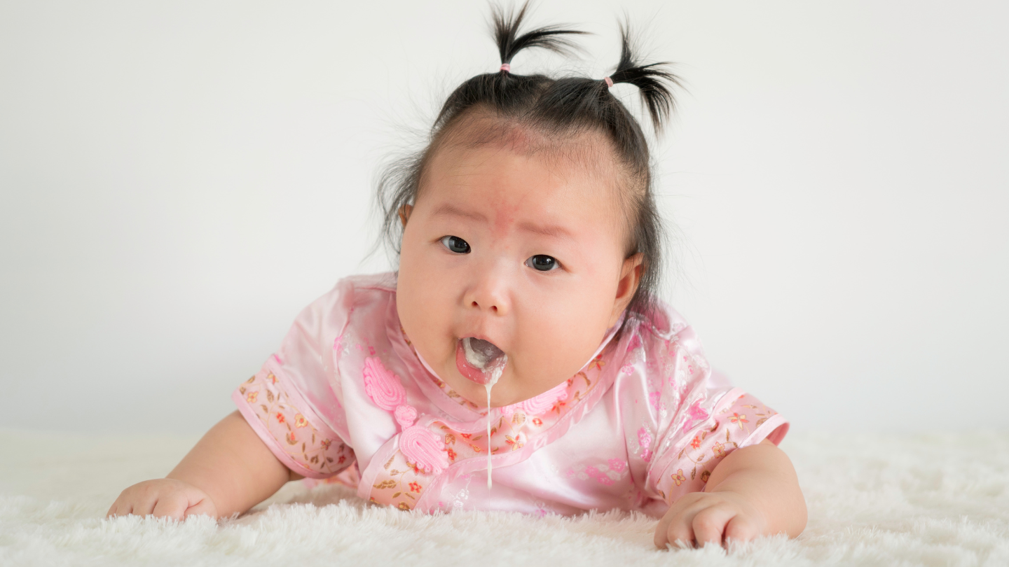 Khi bị tắc ruột, bé thường nôn kèm bụng chướng, phình to