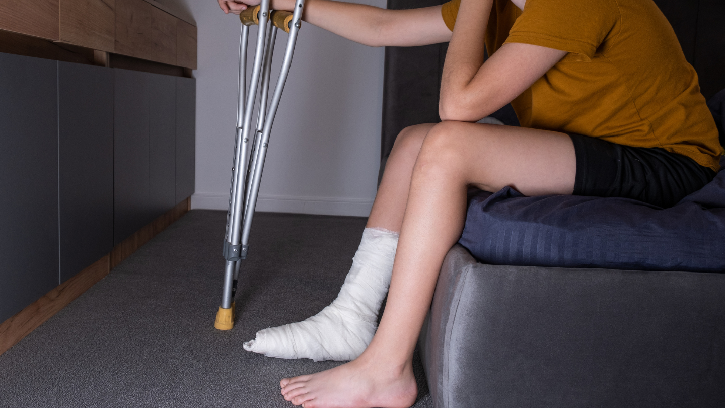 Không nên di chuyển nếu chân còn đau nhiều