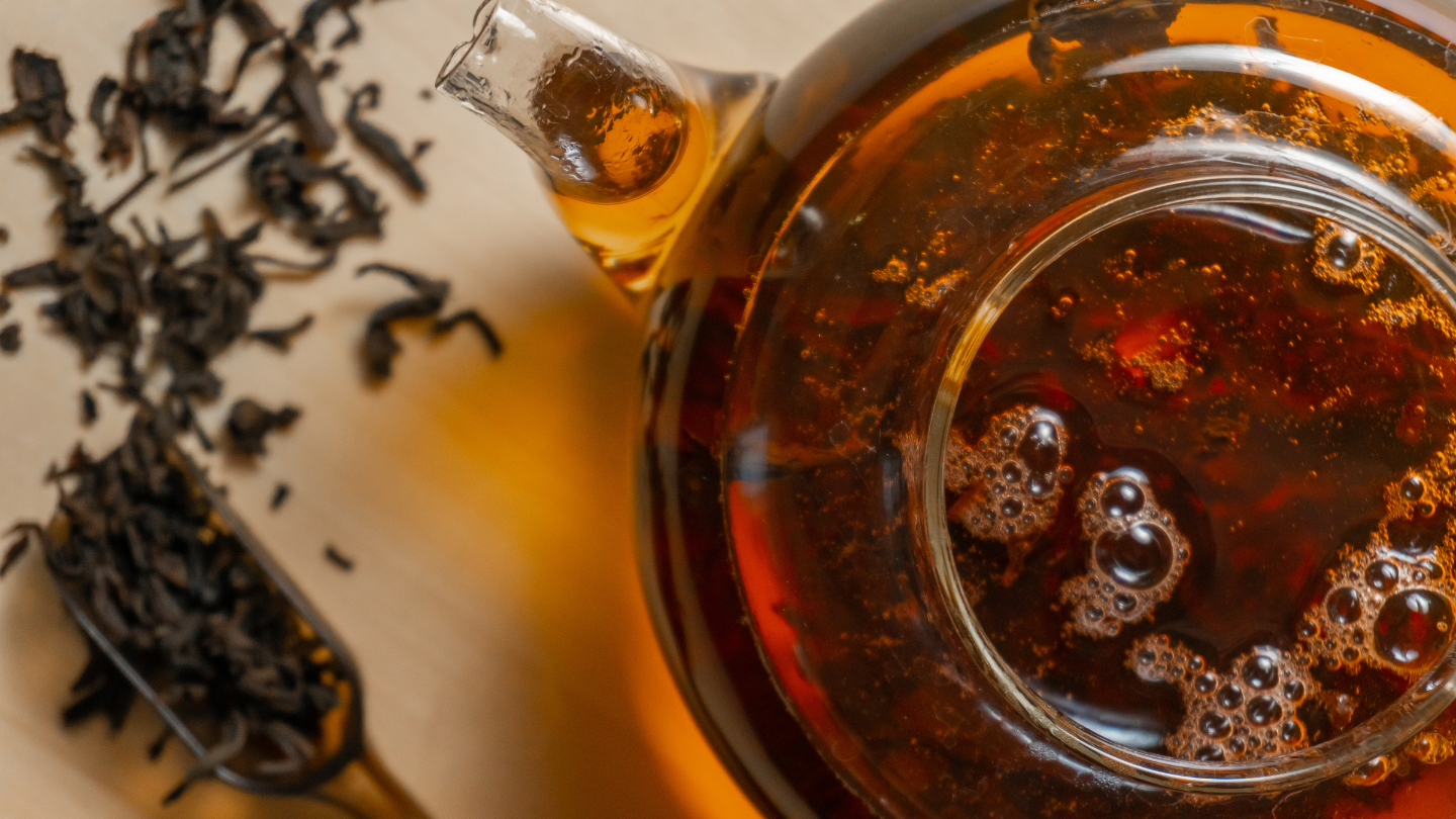 Nhiều loại trà đào được pha từ trà đen chứa một lượng caffeine nhất định, mẹ bầu nên chú ý khi sử dụng