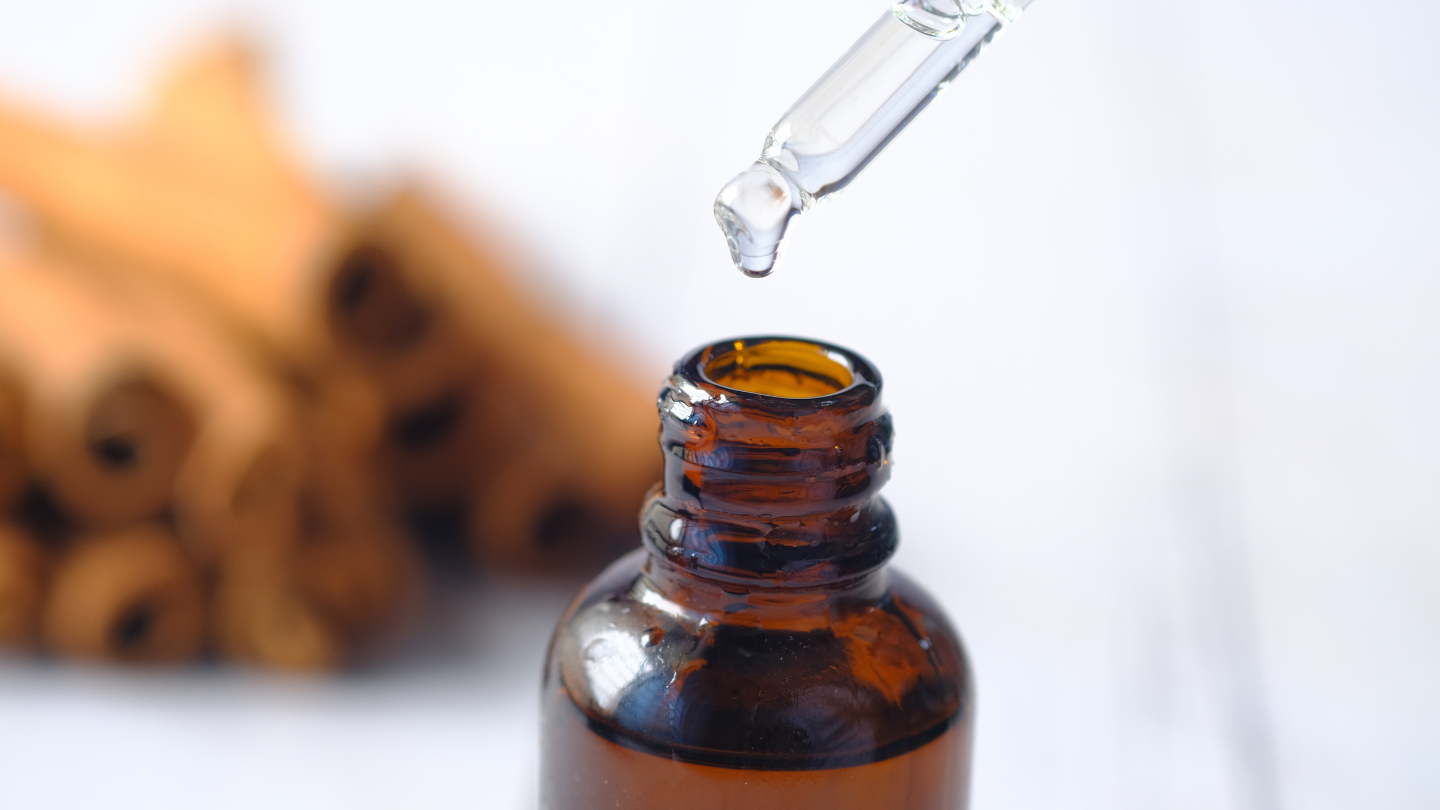 Vỏ của quế chứa tinh dầu, đây là thành phần chính tạo nên mùi thơm đặc trưng của quế