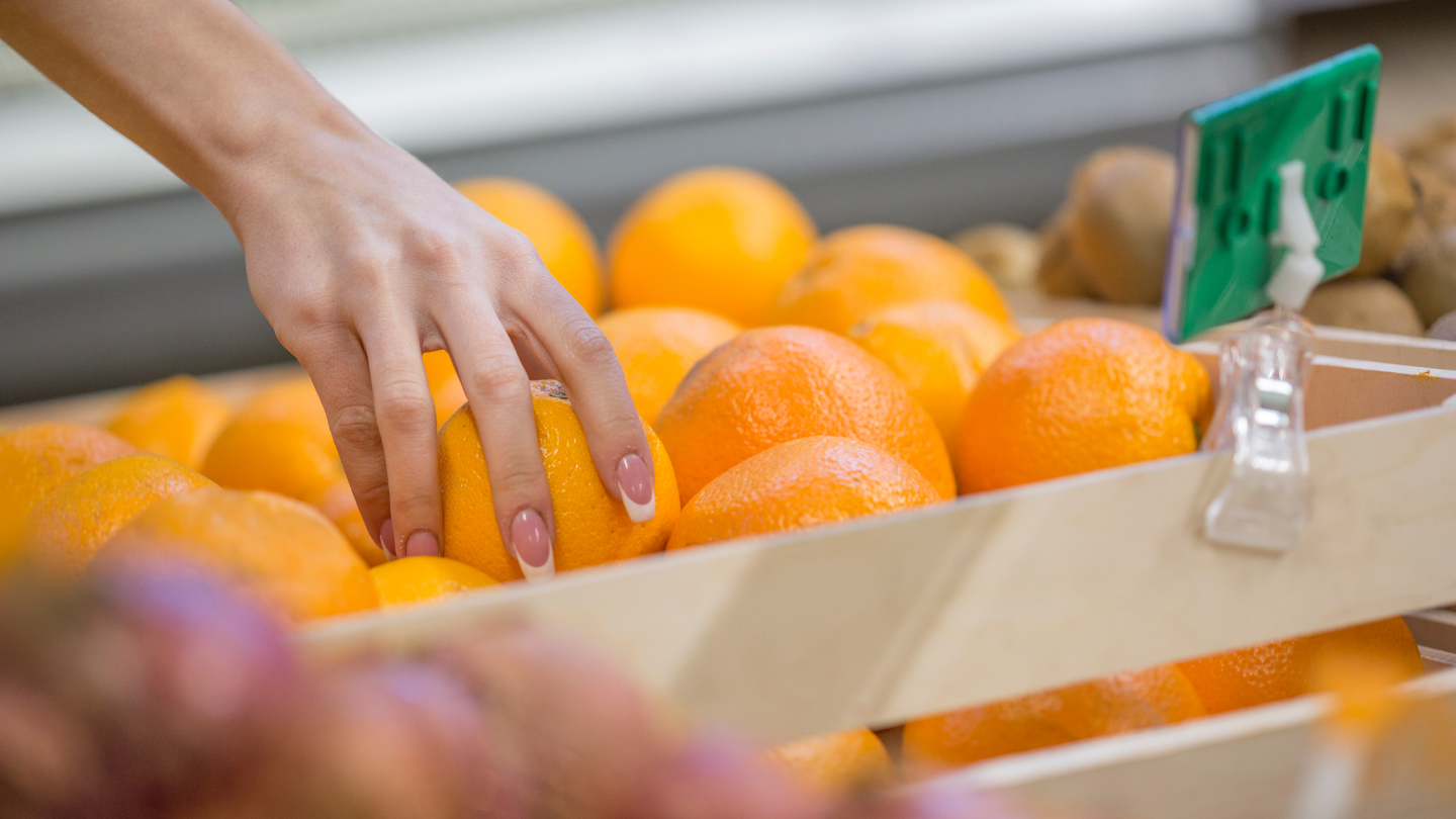 Mẹ bầu nên ưu tiên cam hữu cơ hoặc có nguồn gốc rõ ràng để đảm bảo an toàn