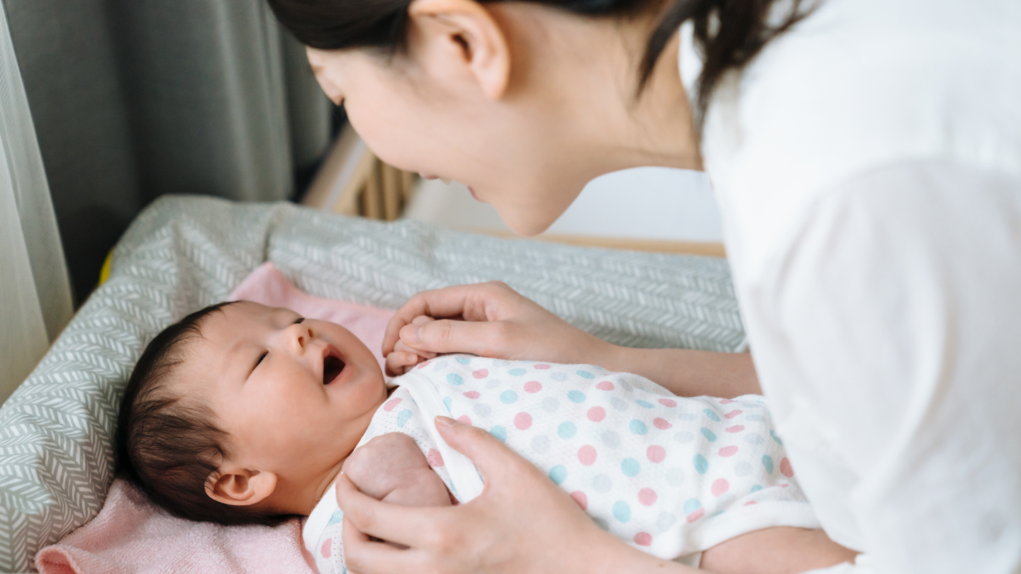 Bắt đầu trò chuyện với trẻ ngay từ khi chào đời sẽ tạo nền tảng tốt, giúp kích thích khả năng ngôn ngữ của trẻ
