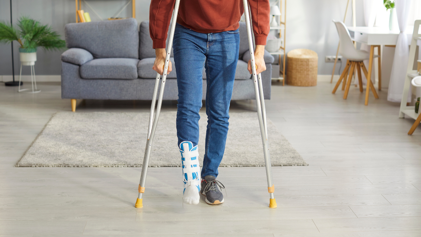 Người bệnh cần sự hỗ trợ từ đôi nạng để di chuyển an toàn hơn