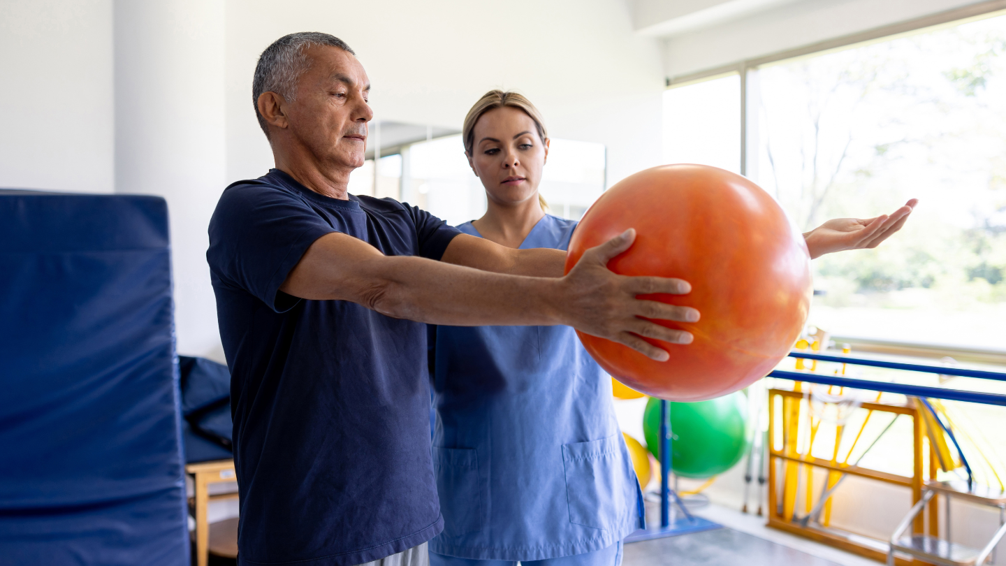 Tập vật lý trị liệu sớm giúp phục hồi vận động tốt hơn, với các bài tập co duỗi, đi lại dưới hướng dẫn của chuyên viên