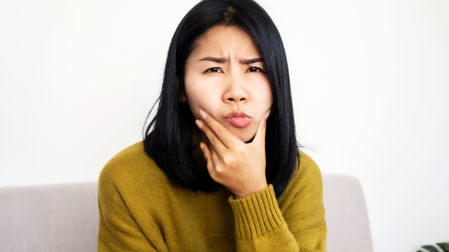 Nhiều người băn khoăn rằng nằm nghiêng có ảnh hưởng đến khuôn mặt hay không?