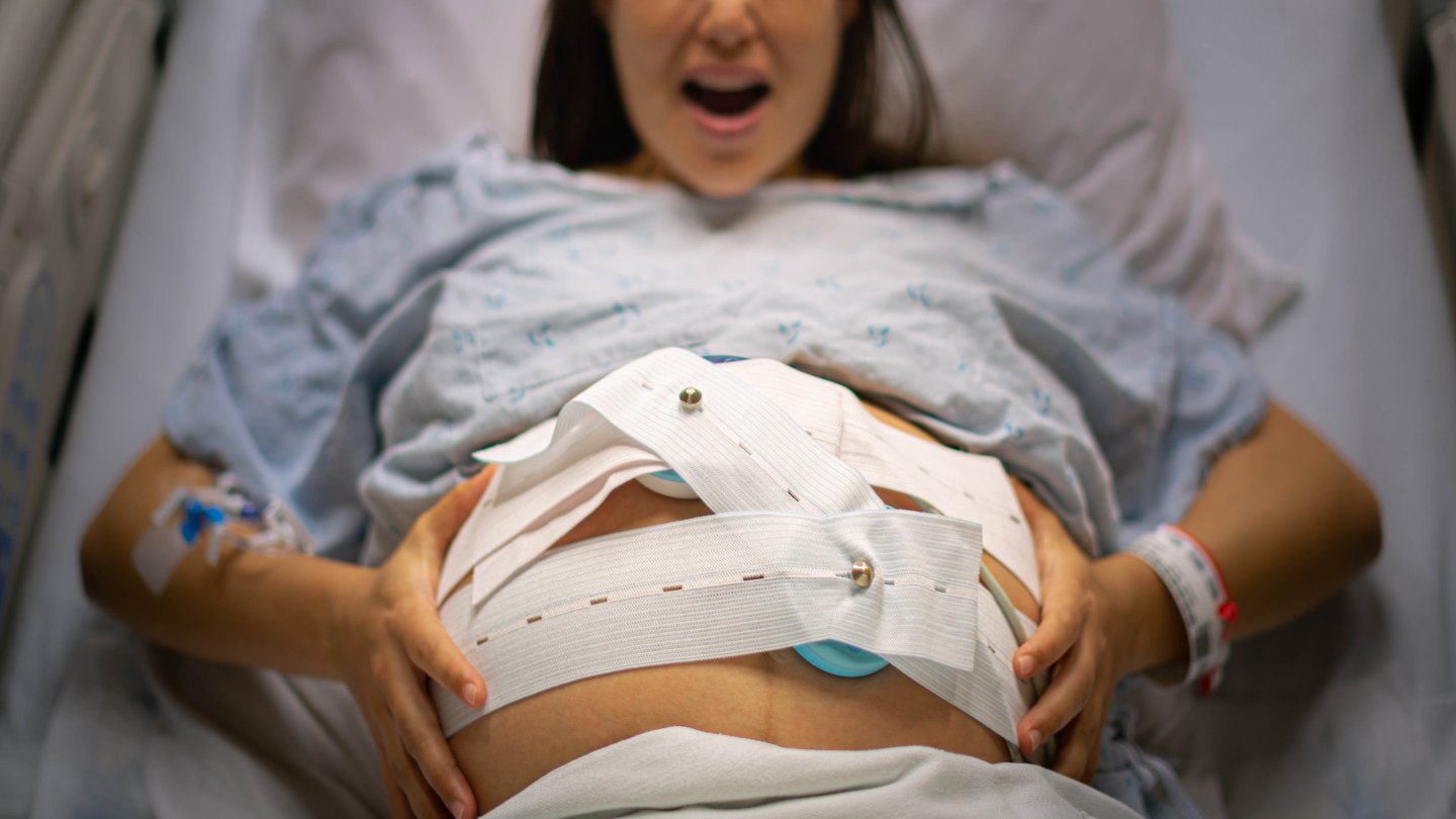 Nếu cổ tử cung mở quá chậm trong thời gian dài có thể khiến mẹ bầu mệt mỏi, mất sức