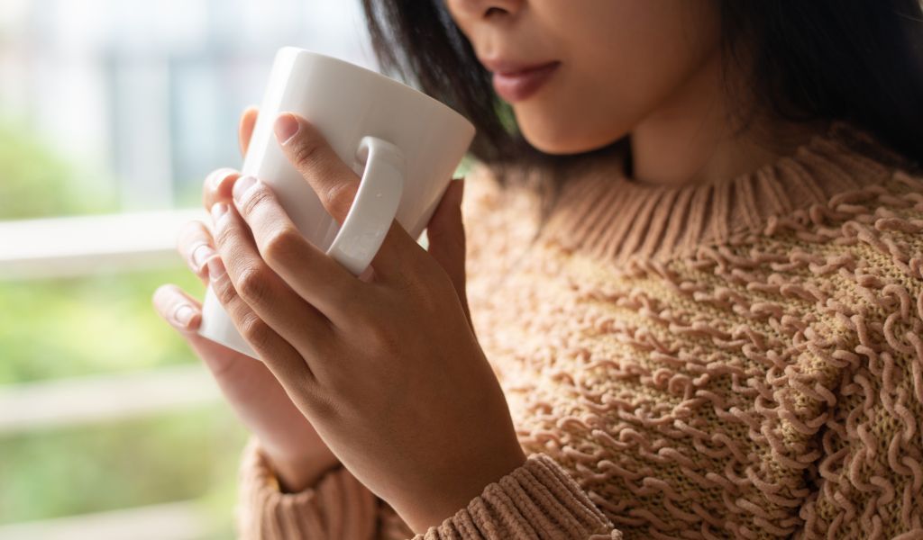 Uống nước ấm và tránh thức ăn cay, lạnh giúp làm dịu cổ họng và mau hồi phục