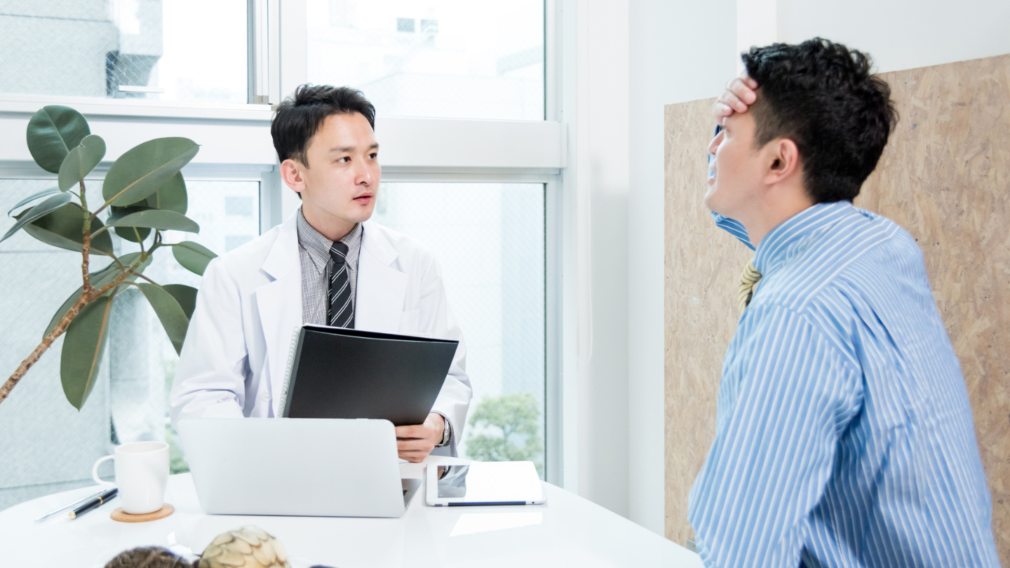 Cần thăm khám ngay nếu đau đầu xuất hiện đột ngột dữ dội, kèm tê yếu nửa người