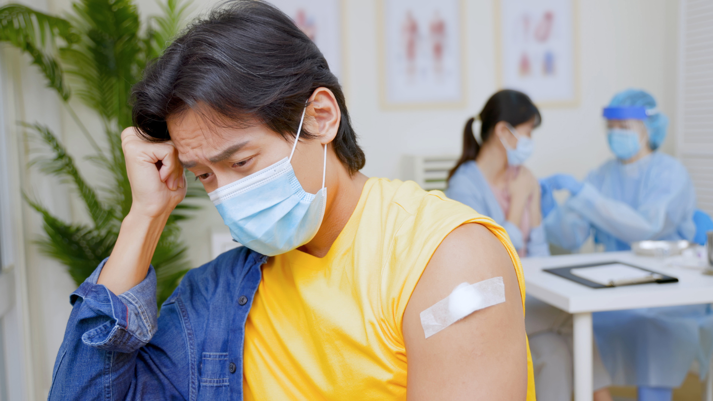 Ở lại cơ sở y tế ít nhất 30 phút sau tiêm để theo dõi an toàn và kịp thời xử lý nếu có phản ứng bất thường