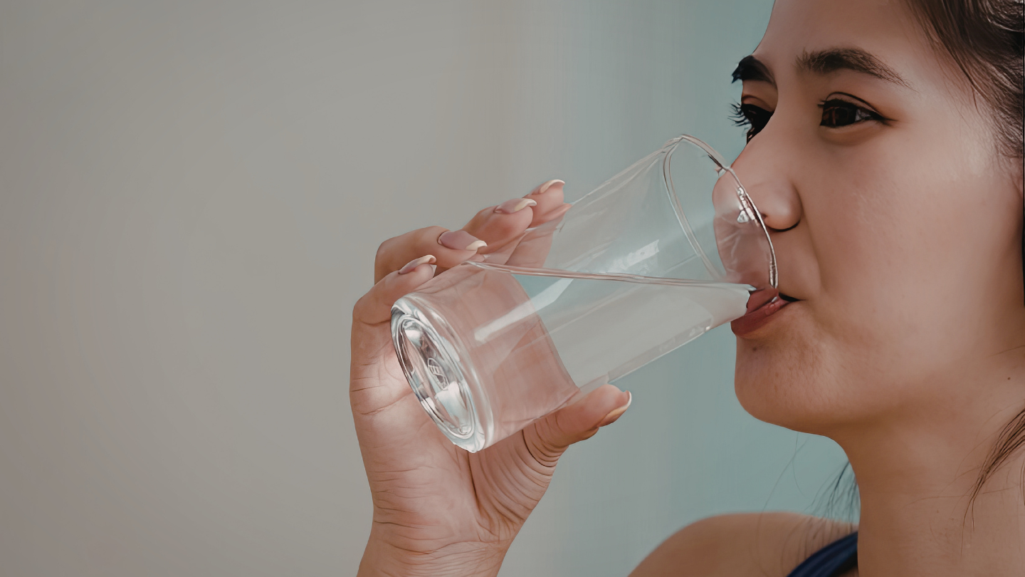 Duy trì thói quen uống đủ nước mỗi ngày để cải thiện và phòng ngừa khô môi từ bên trong