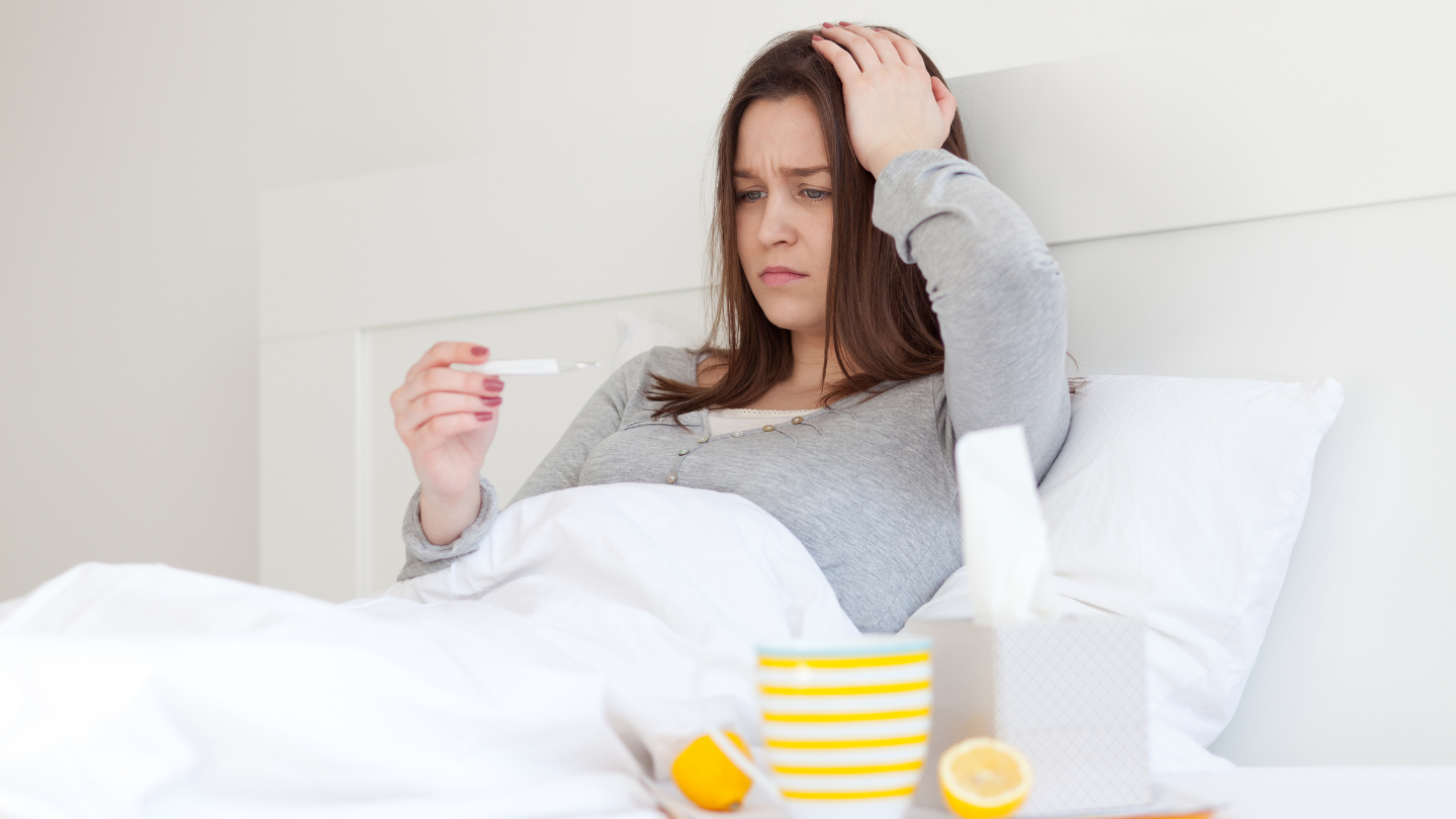 Sốt nhẹ là một trong những triệu chứng phổ biến sau tiêm vắc xin